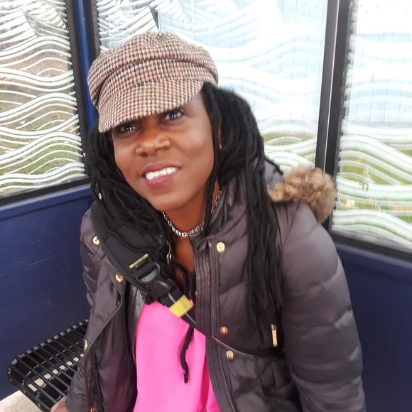 Meet your Posher, Elle - Picture 2 of 3